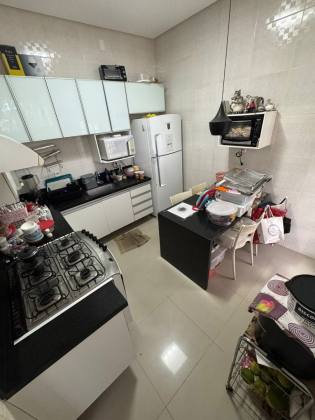 Casa de Esquina à Venda na Farolândia – Espaçosa, Bem Localizada e Pronta para Morar ou Ampliar