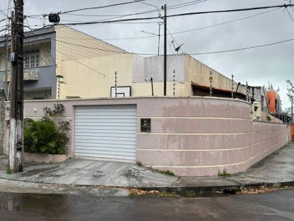 Casa de Esquina à Venda na Farolândia – Espaçosa, Bem Localizada e Pronta para Morar ou Ampliar