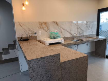 Vendo Casa no Condomínio Praias do Sul III sendo 4 suítes e Piscina