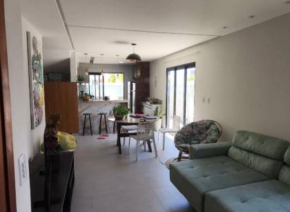 Vendo Casa no Condomínio Praias do Sul III sendo 4 suítes e Piscina