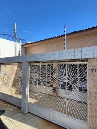 Casa 2 Pavimentos À Venda com 5/4 Sendo 4 suítes na Treze de Julho