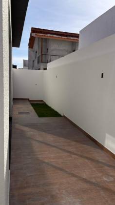 Casa de 208m² à venda com 3 quartos sendo 1 suíte no Condomínio Villaredo Barra