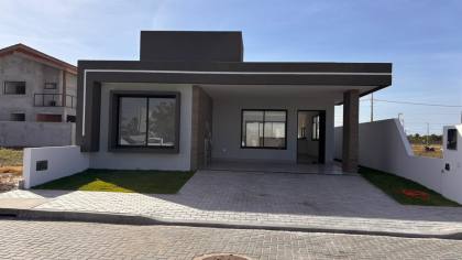 Casa de 208m² à venda com 3 quartos sendo 1 suíte no Condomínio Villaredo Barra
