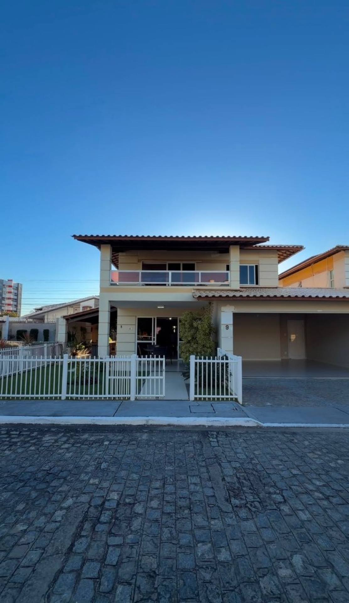 Casa à Venda no Condomínio Vila D'Este | 4 Quartos, 3 Suítes | Coroa do Meio