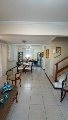 Casa à Venda no Condomínio Vila D'Este | 4 Quartos, 3 Suítes | Coroa do Meio