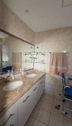 Casa à Venda no Condomínio Vila D'Este | 4 Quartos, 3 Suítes | Coroa do Meio