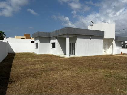 CASA DE ESQUINA PARA ALUGUEL NO COSTA PARADISO | 3 QUARTOS, ENERGIA SOLAR E 500M² DE TERRENO
