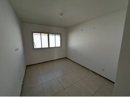 CASA DE ESQUINA PARA ALUGUEL NO COSTA PARADISO | 3 QUARTOS, ENERGIA SOLAR E 500M² DE TERRENO