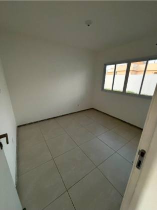 CASA DE ESQUINA PARA ALUGUEL NO COSTA PARADISO | 3 QUARTOS, ENERGIA SOLAR E 500M² DE TERRENO