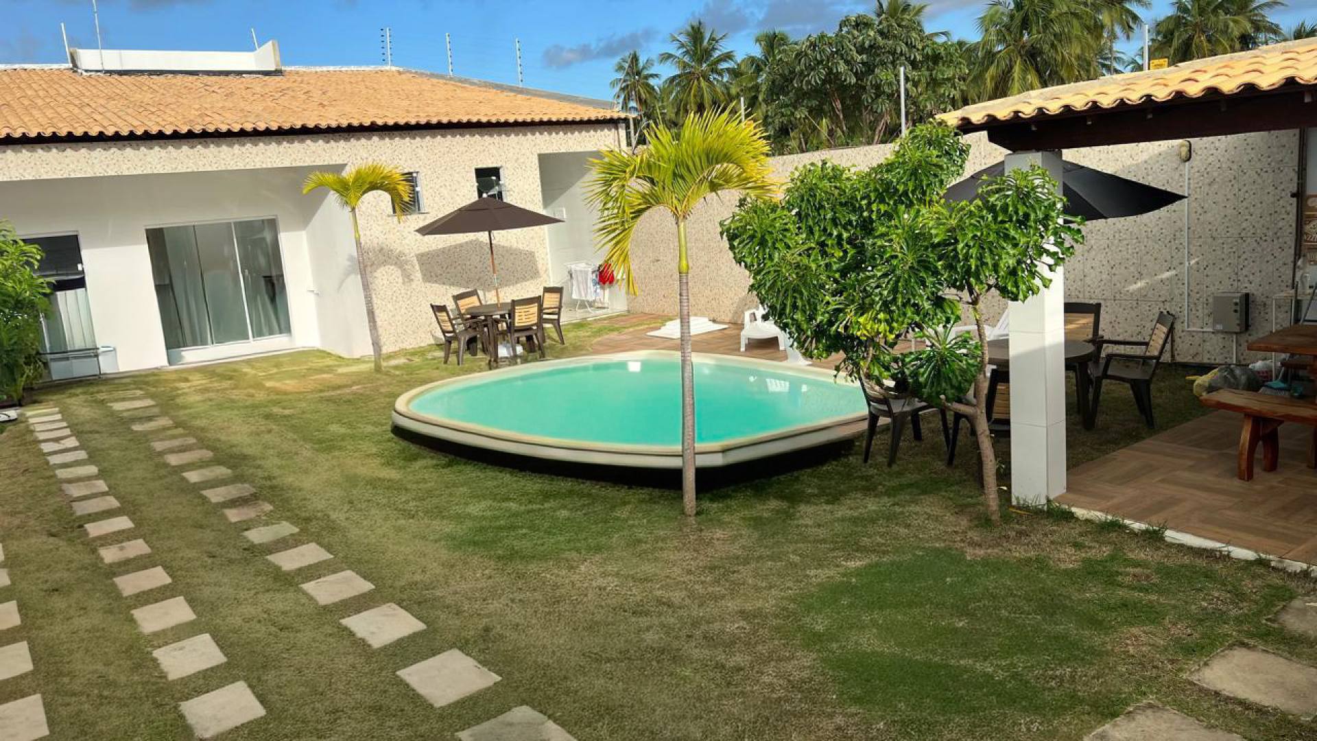 Casa Mobiliada para Aluguel Próxima à Praia | Piscina e Churrasqueira