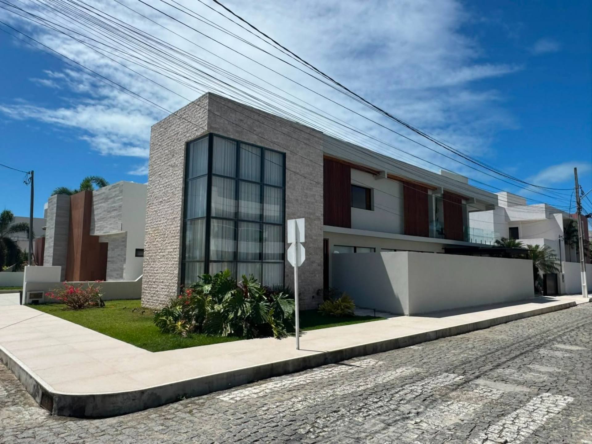 CASA DE ALTO PADRÃO À VENDA NO CONDOMÍNIO COSTA MARINA | 4 SUÍTES | ESQUINA | LAZER PRIVATIVO