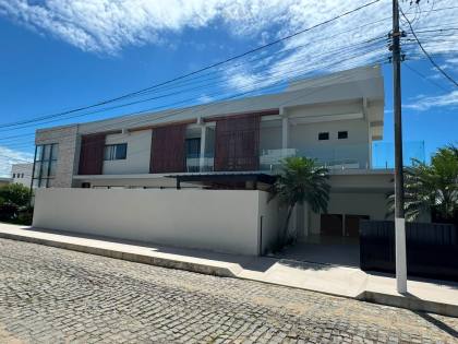 CASA DE ALTO PADRÃO À VENDA NO CONDOMÍNIO COSTA MARINA | 4 SUÍTES | ESQUINA | LAZER PRIVATIVO