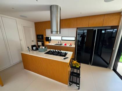 CASA DE ALTO PADRÃO À VENDA NO CONDOMÍNIO COSTA MARINA | 4 SUÍTES | ESQUINA | LAZER PRIVATIVO