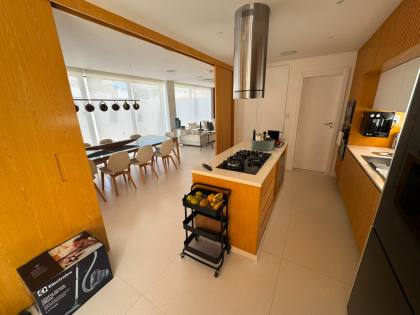 CASA DE ALTO PADRÃO À VENDA NO CONDOMÍNIO COSTA MARINA | 4 SUÍTES | ESQUINA | LAZER PRIVATIVO