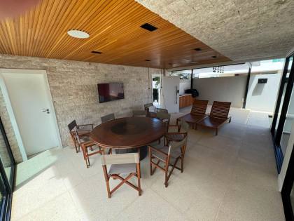 CASA DE ALTO PADRÃO À VENDA NO CONDOMÍNIO COSTA MARINA | 4 SUÍTES | ESQUINA | LAZER PRIVATIVO