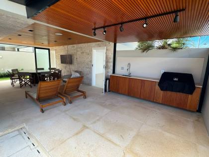 CASA DE ALTO PADRÃO À VENDA NO CONDOMÍNIO COSTA MARINA | 4 SUÍTES | ESQUINA | LAZER PRIVATIVO