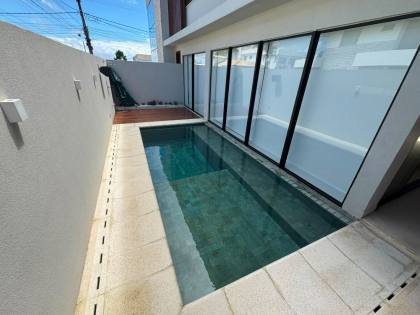 CASA DE ALTO PADRÃO À VENDA NO CONDOMÍNIO COSTA MARINA | 4 SUÍTES | ESQUINA | LAZER PRIVATIVO
