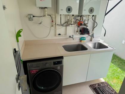 CASA DE ALTO PADRÃO À VENDA NO CONDOMÍNIO COSTA MARINA | 4 SUÍTES | ESQUINA | LAZER PRIVATIVO