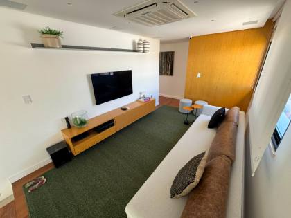 CASA DE ALTO PADRÃO À VENDA NO CONDOMÍNIO COSTA MARINA | 4 SUÍTES | ESQUINA | LAZER PRIVATIVO