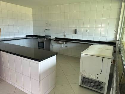 CASA DE ALTO PADRÃO À VENDA NO CONDOMÍNIO COSTA MARINA | 4 SUÍTES | ESQUINA | LAZER PRIVATIVO