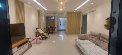Casa de 2 Pavimentos, Reformada e Espaçosa no Sol Nascente / JK