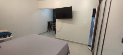 Casa de 2 Pavimentos, Reformada e Espaçosa no Sol Nascente / JK