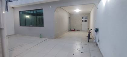 Casa de 2 Pavimentos, Reformada e Espaçosa no Sol Nascente / JK