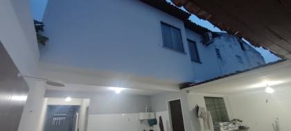 Casa de 2 Pavimentos, Reformada e Espaçosa no Sol Nascente / JK