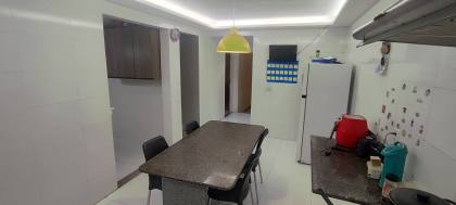 Casa de 2 Pavimentos, Reformada e Espaçosa no Sol Nascente / JK