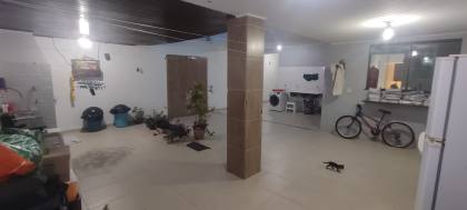 Casa de 2 Pavimentos, Reformada e Espaçosa no Sol Nascente / JK