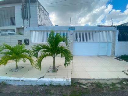 Casa de 2 Pavimentos, Reformada e Espaçosa no Sol Nascente / JK