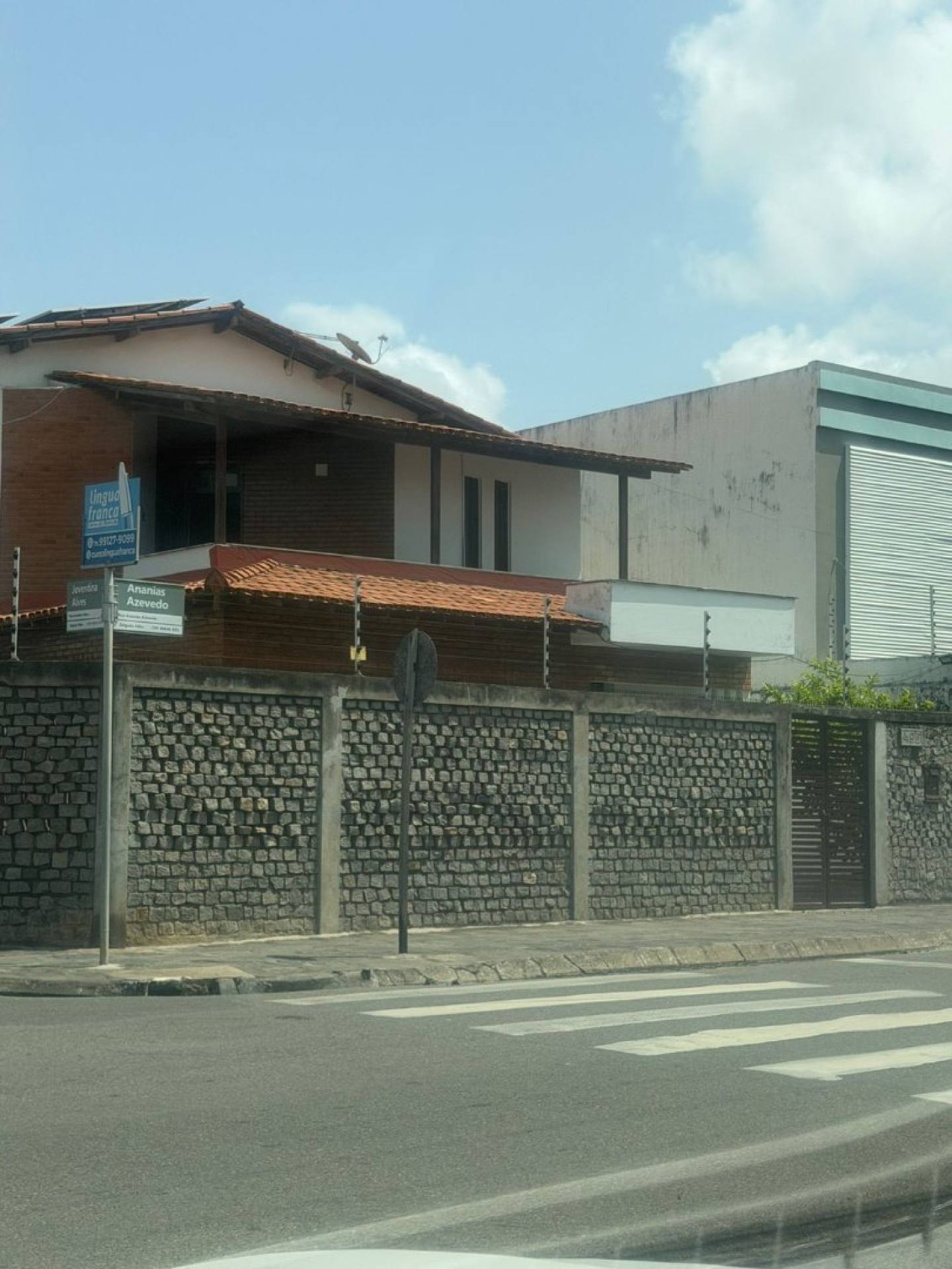 Alugo casa com 420m² com 6 quartos sendo 3 suítes no Salgado filho