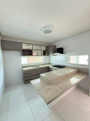 Casa de Alto Padrão à Venda no Condomínio Fragata, Aracaju – 4 Suítes, 250m² e 4 Vagas
