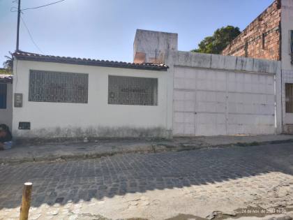 Casa à Venda Com 2/4 No Bairro América Com Terreno de 676M².