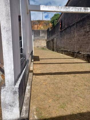 Casa à Venda Com 2/4 No Bairro América Com Terreno de 676M².