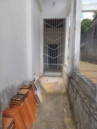 Casa à Venda Com 2/4 No Bairro América Com Terreno de 676M².