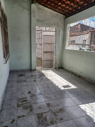 Casa à Venda Com 2/4 No Bairro América Com Terreno de 676M².