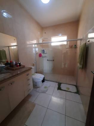 Casa à Venda em Aracaju com 4 Quartos, Piscina e 8 Vagas de Garagem - Bairro 18 do Forte