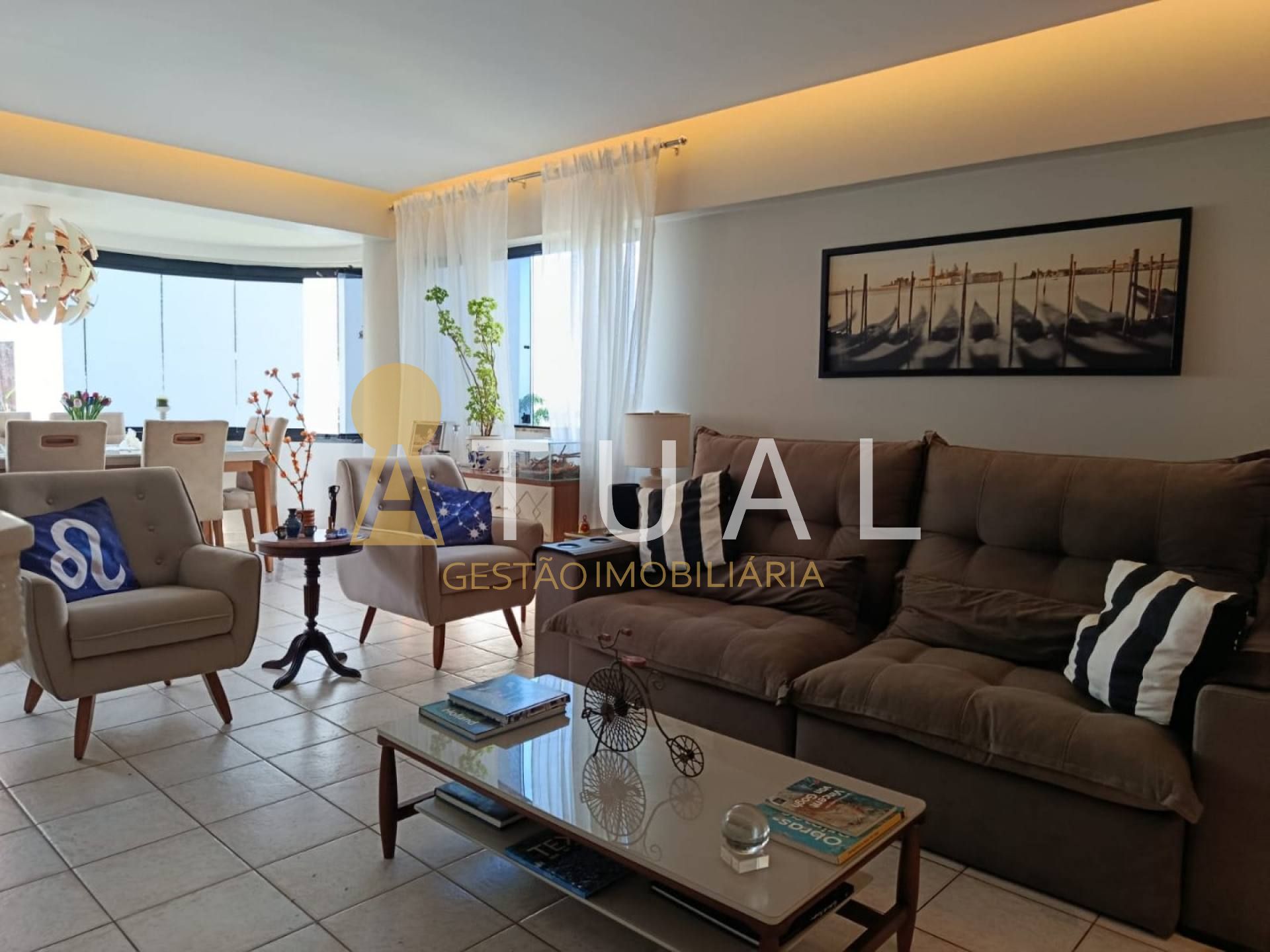 Apartamento tipo cobertura a venda, 158m², com 2 suítes e gabinete a venda no Rio Vermelho.