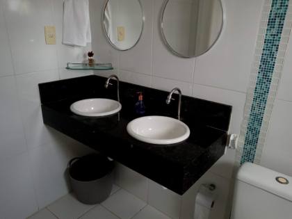 Casa Para Vender com 05 quartos 05 suítes no bairro ITAPUÃ em Salvador