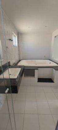 Casa Para Vender com 05 quartos 05 suítes no bairro ITAPUÃ em Salvador