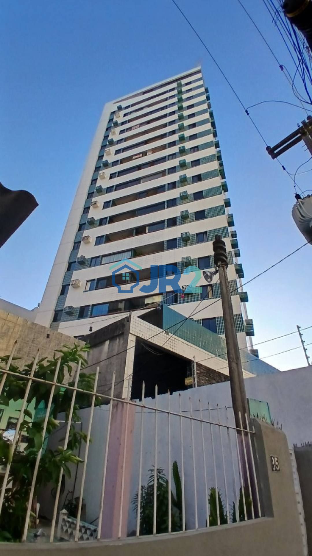 Apartamento em Setúbal com 3 quartos sendo 1 suíte com dependência completa, nascente vista mar