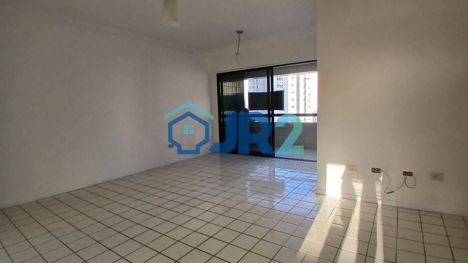Apartamento em Setúbal com 3 quartos sendo 1 suíte com dependência completa, nascente vista mar