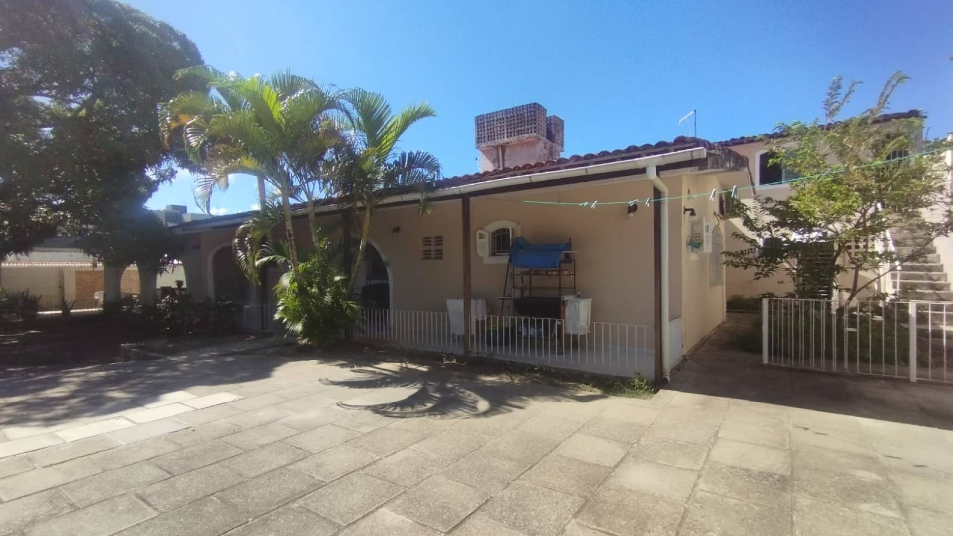 CASA COM PISCINA EM CANDEIAS