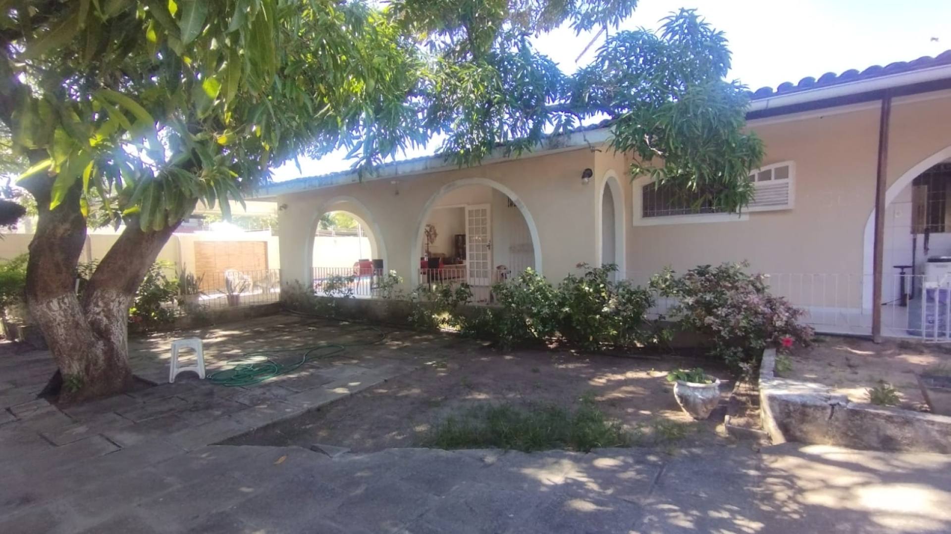 CASA COM PISCINA EM CANDEIAS