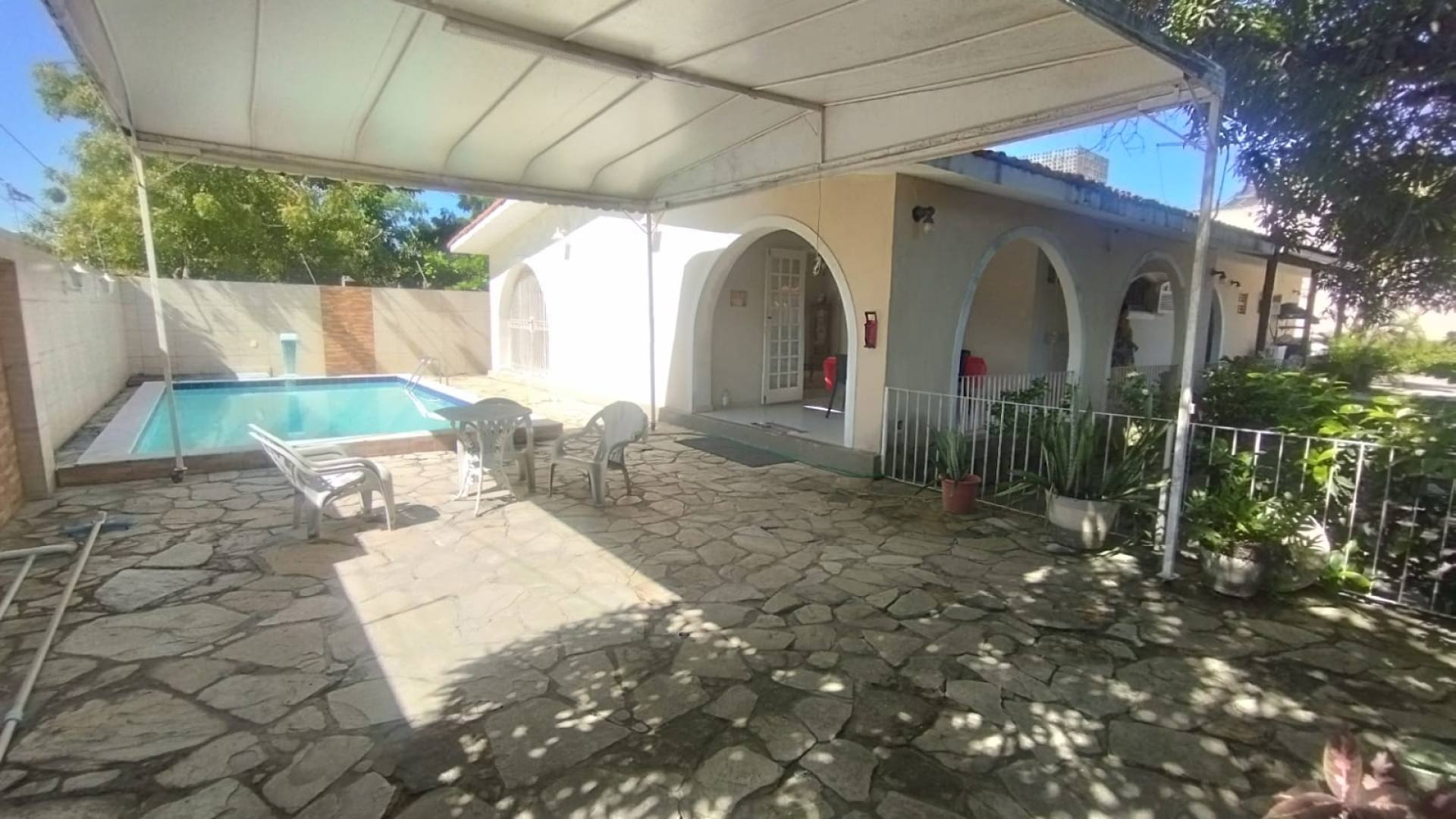 CASA COM PISCINA EM CANDEIAS