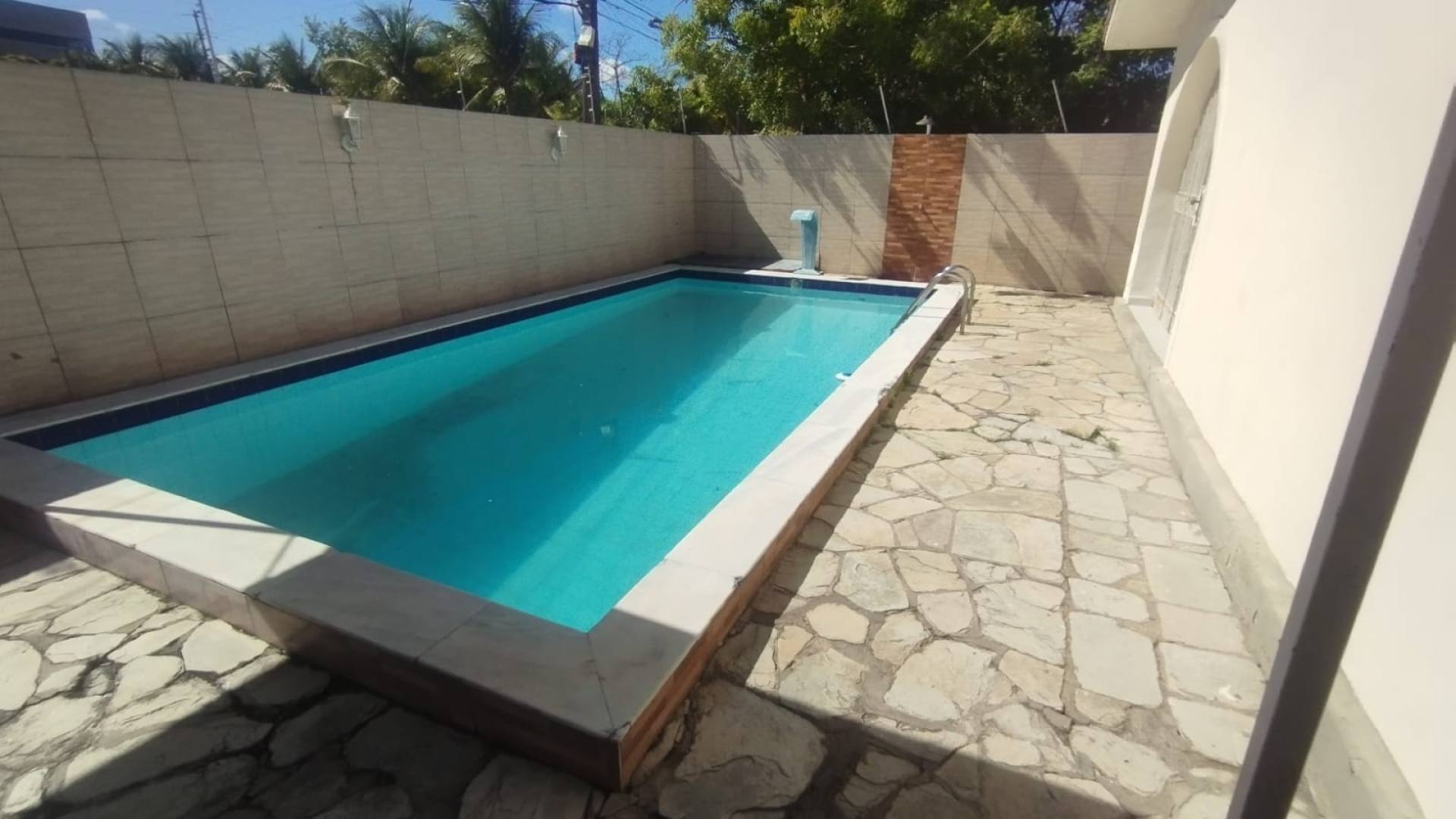 CASA COM PISCINA EM CANDEIAS