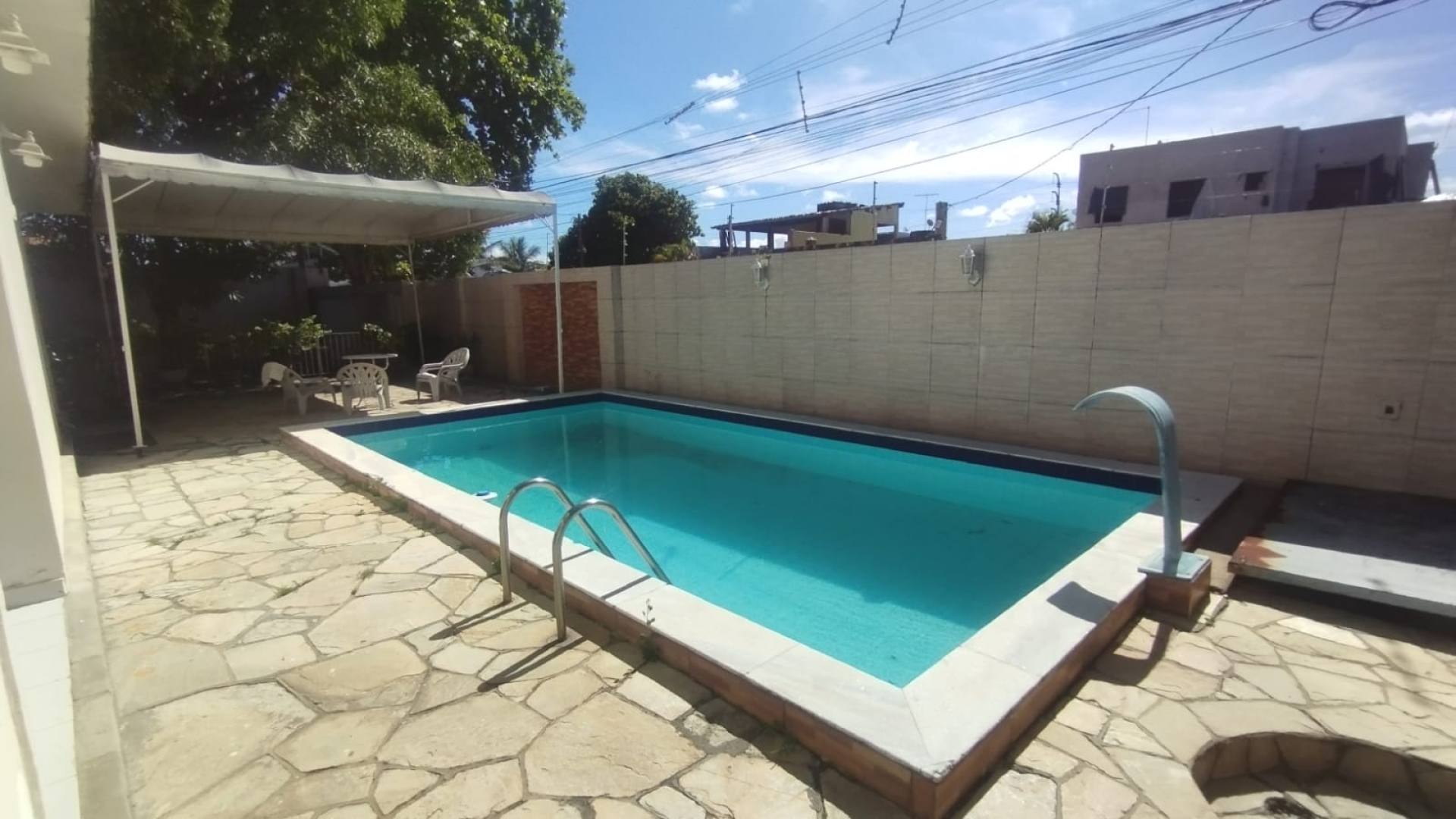 CASA COM PISCINA EM CANDEIAS