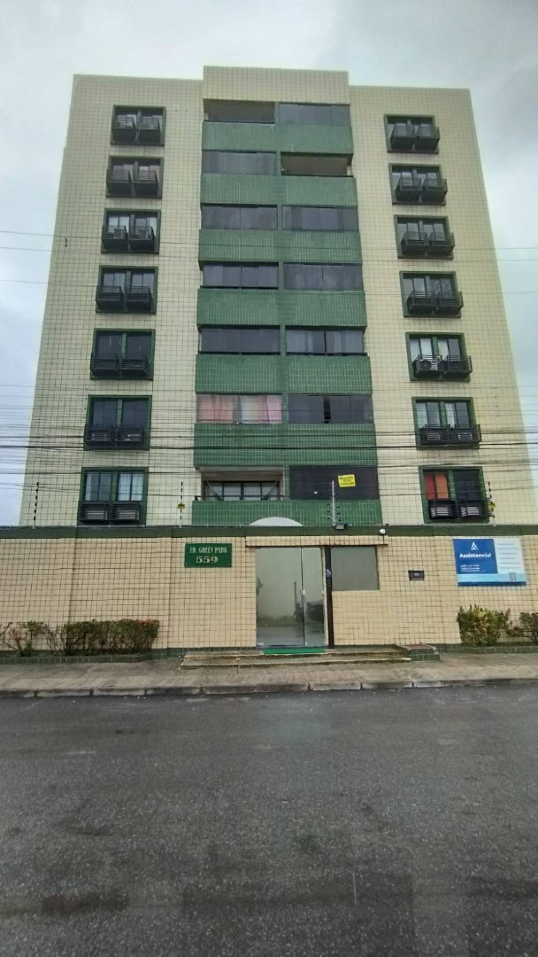 Vende apto em Candeias 3 quartos