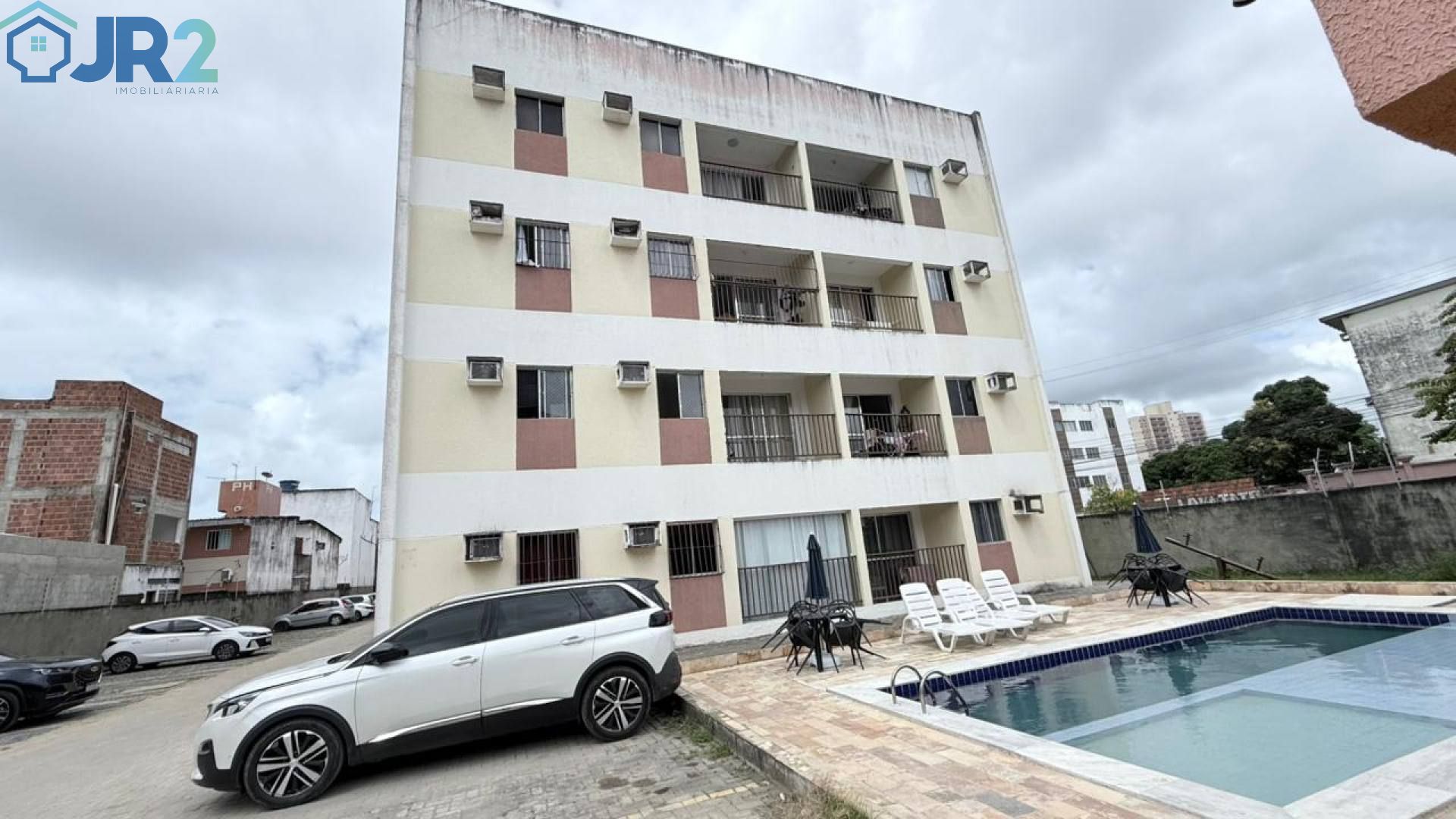 APARTAMENTO A VENDA EM CANDEIAS 02 QUARTOS COM VARANDA